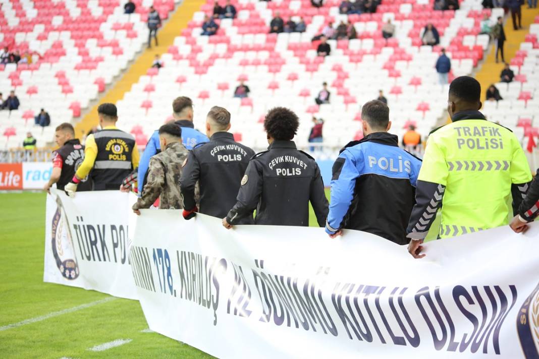 Rıza Çalımbay eşofmanı çıkarıp o üniformayı giydi! Bakın neden... 8